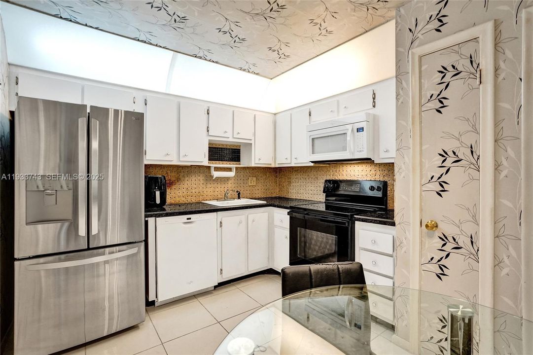 For Sale: $100,000 (1 beds, 1 baths, 928 Square Feet)