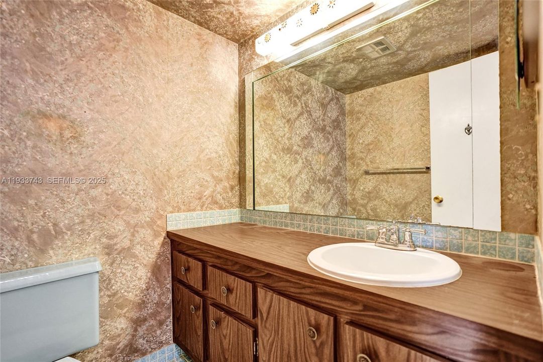 For Sale: $100,000 (1 beds, 1 baths, 928 Square Feet)