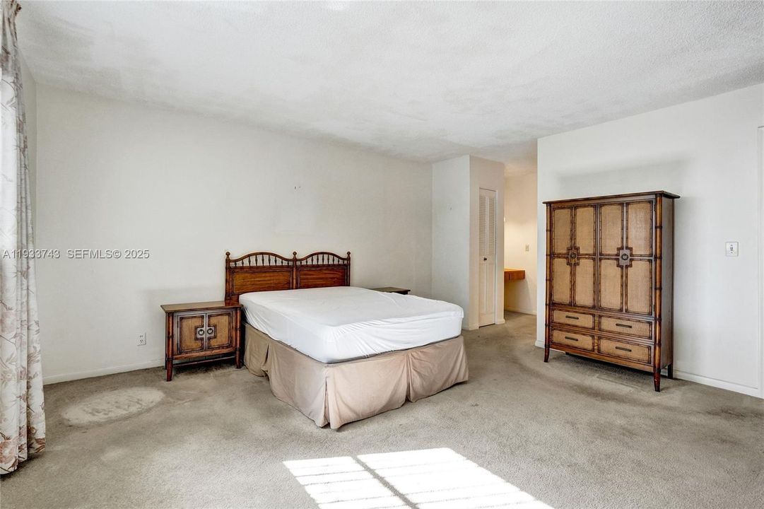 For Sale: $100,000 (1 beds, 1 baths, 928 Square Feet)