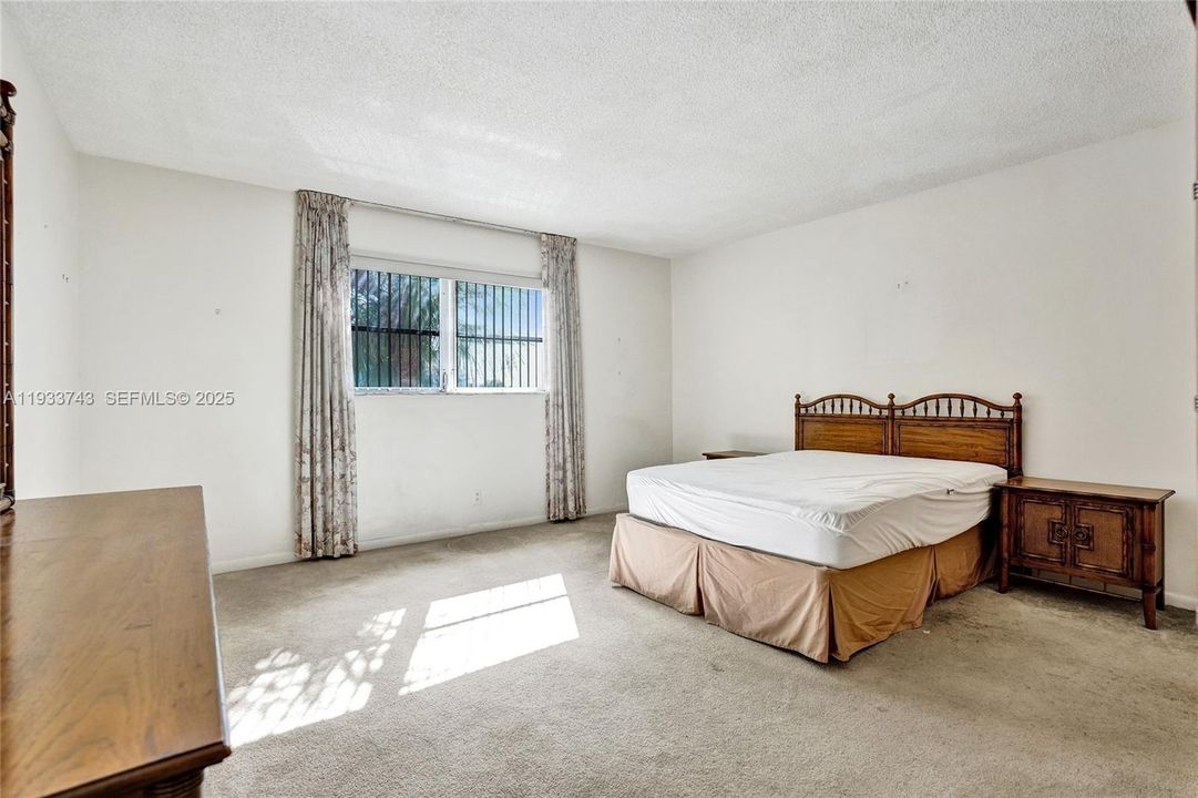 For Sale: $100,000 (1 beds, 1 baths, 928 Square Feet)