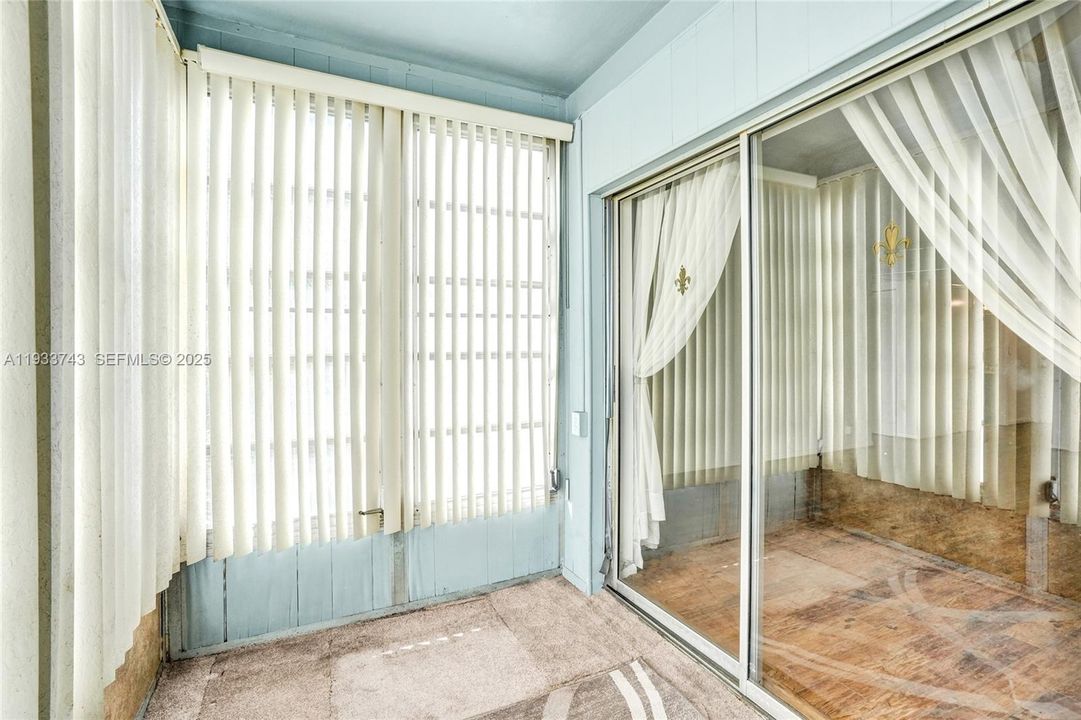 For Sale: $100,000 (1 beds, 1 baths, 928 Square Feet)