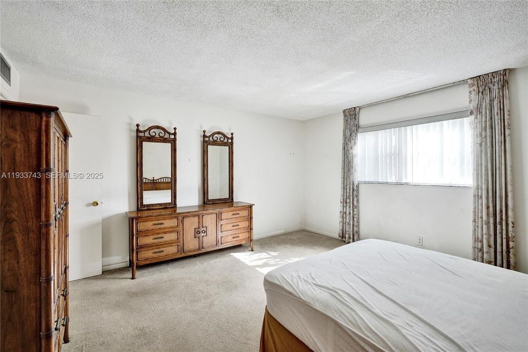 For Sale: $100,000 (1 beds, 1 baths, 928 Square Feet)