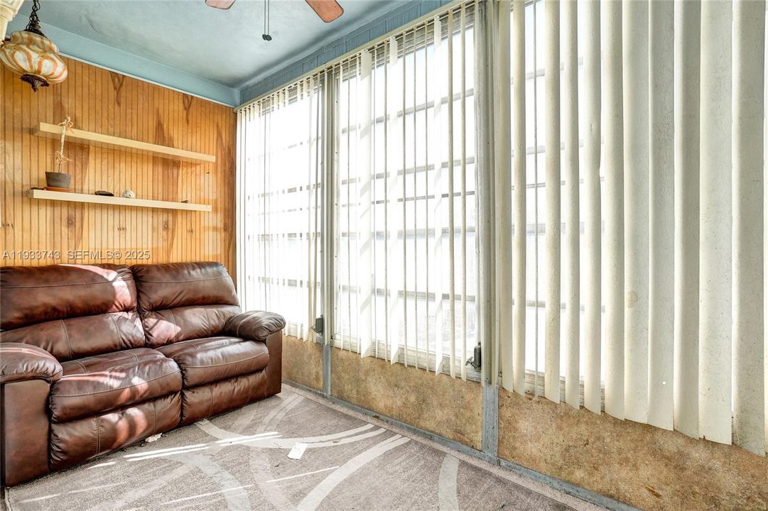 For Sale: $100,000 (1 beds, 1 baths, 928 Square Feet)