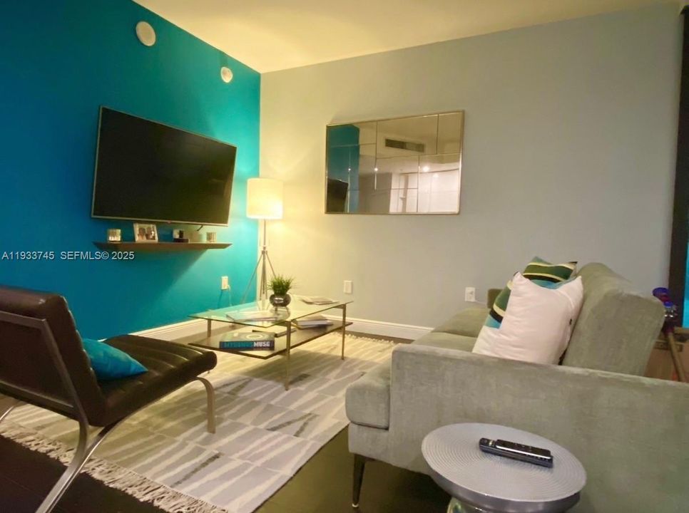 待售: $378,000 (0 贝兹, 1 浴室, 594 平方英尺)