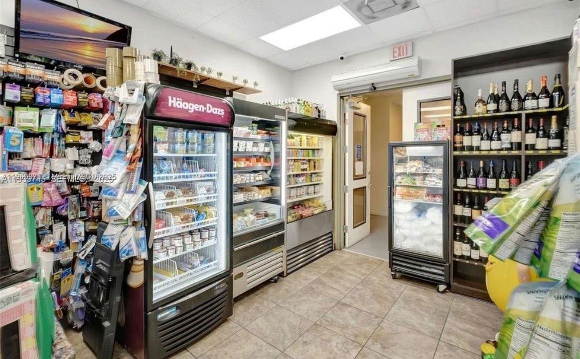 待售: $378,000 (0 贝兹, 1 浴室, 594 平方英尺)