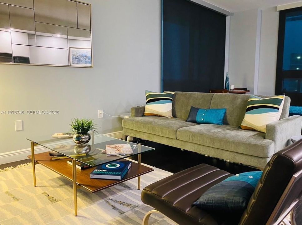 待售: $378,000 (0 贝兹, 1 浴室, 594 平方英尺)