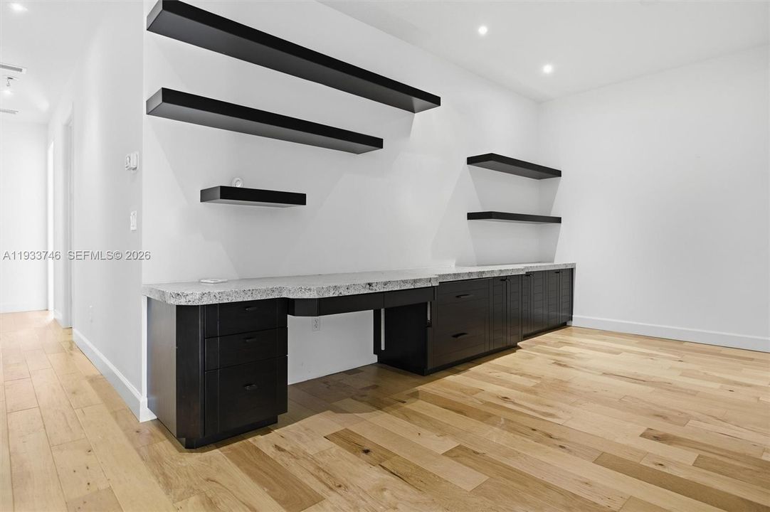 Vendido Recientemente: $827,900 (3 camas, 2 baños, 2161 Pies cuadrados)