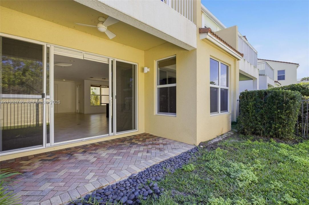 Vendido Recientemente: $827,900 (3 camas, 2 baños, 2161 Pies cuadrados)