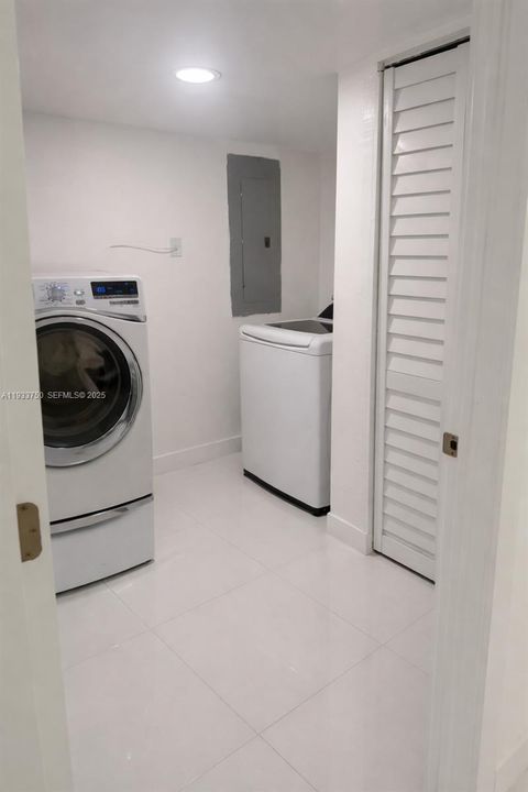 For Sale: $699,000 (3 beds, 1 baths, 1911 Square Feet)