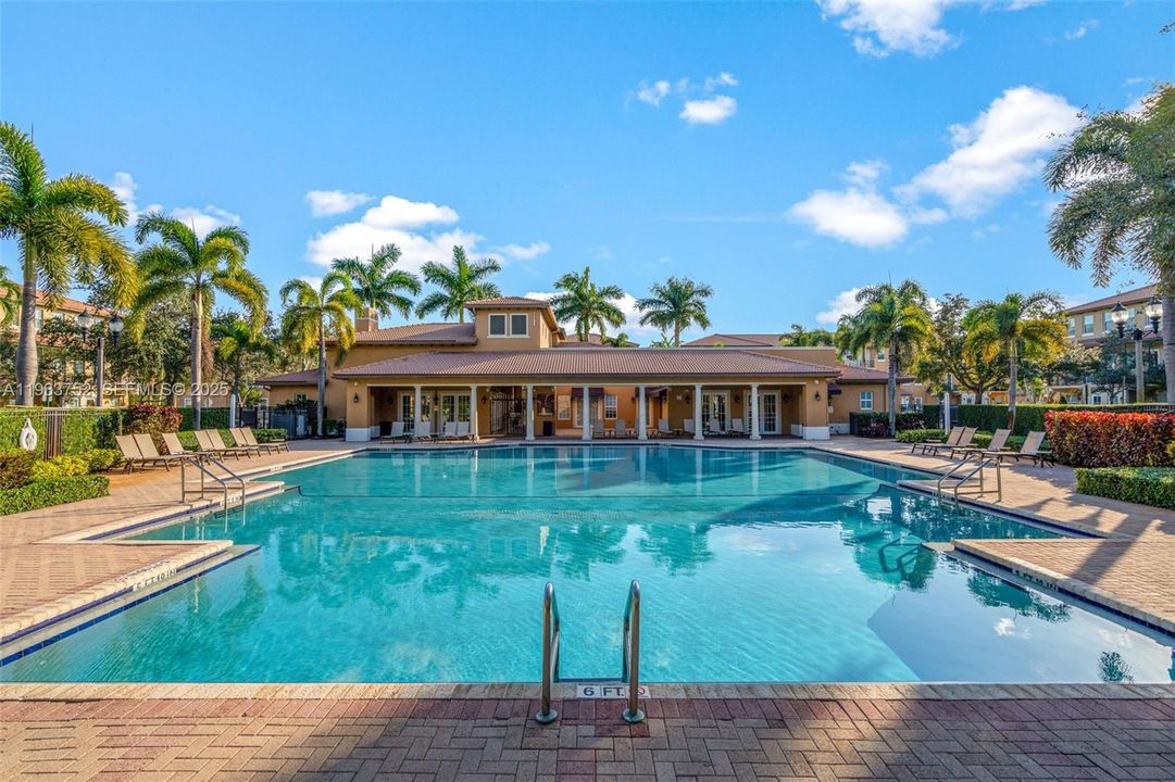 For Sale: $439,900 (2 beds, 2 baths, 1560 Square Feet)