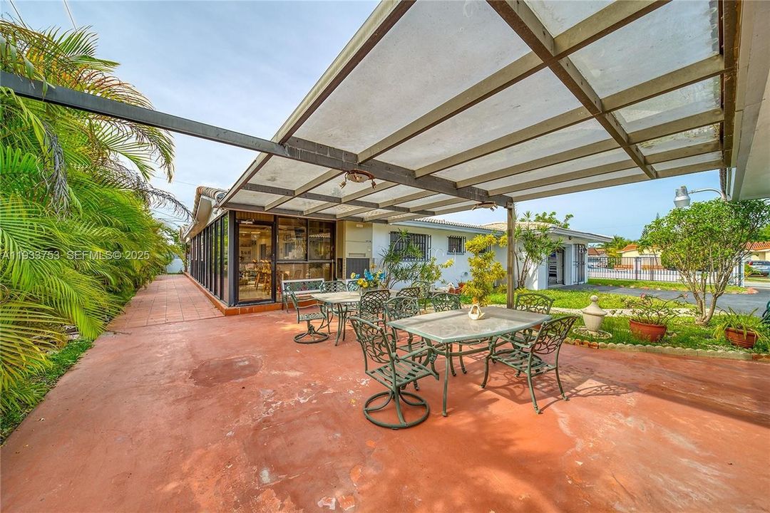 For Sale: $1,100,000 (7 beds, 3 baths, 3276 Square Feet)