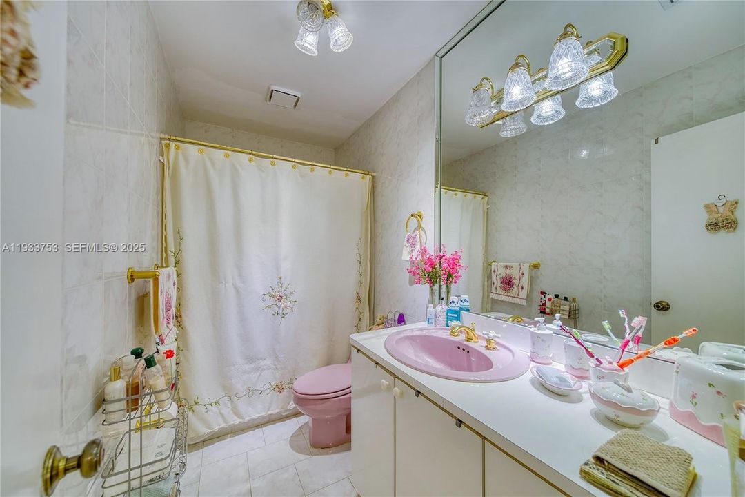 For Sale: $1,100,000 (7 beds, 3 baths, 3276 Square Feet)