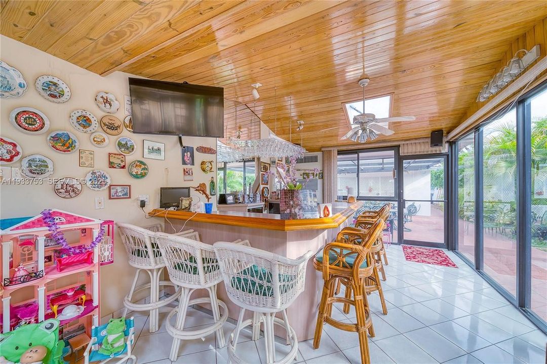 For Sale: $1,100,000 (7 beds, 3 baths, 3276 Square Feet)