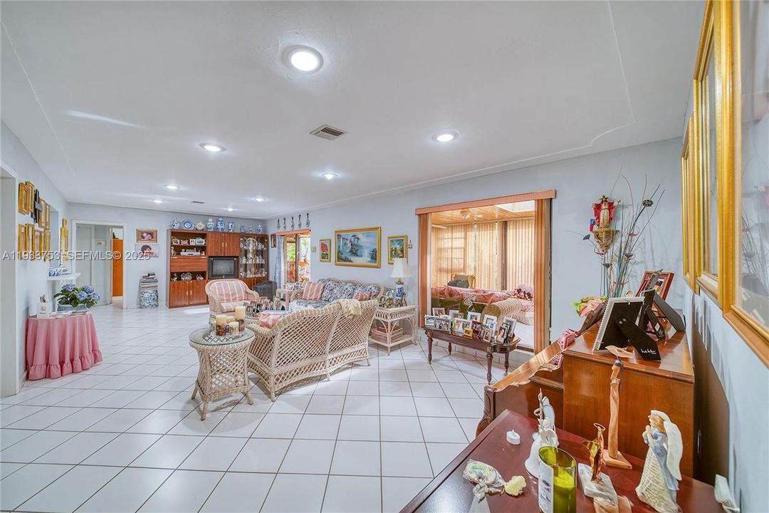 For Sale: $1,100,000 (7 beds, 3 baths, 3276 Square Feet)