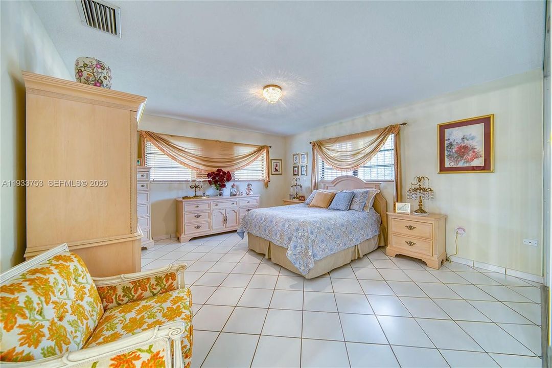 For Sale: $1,100,000 (7 beds, 3 baths, 3276 Square Feet)