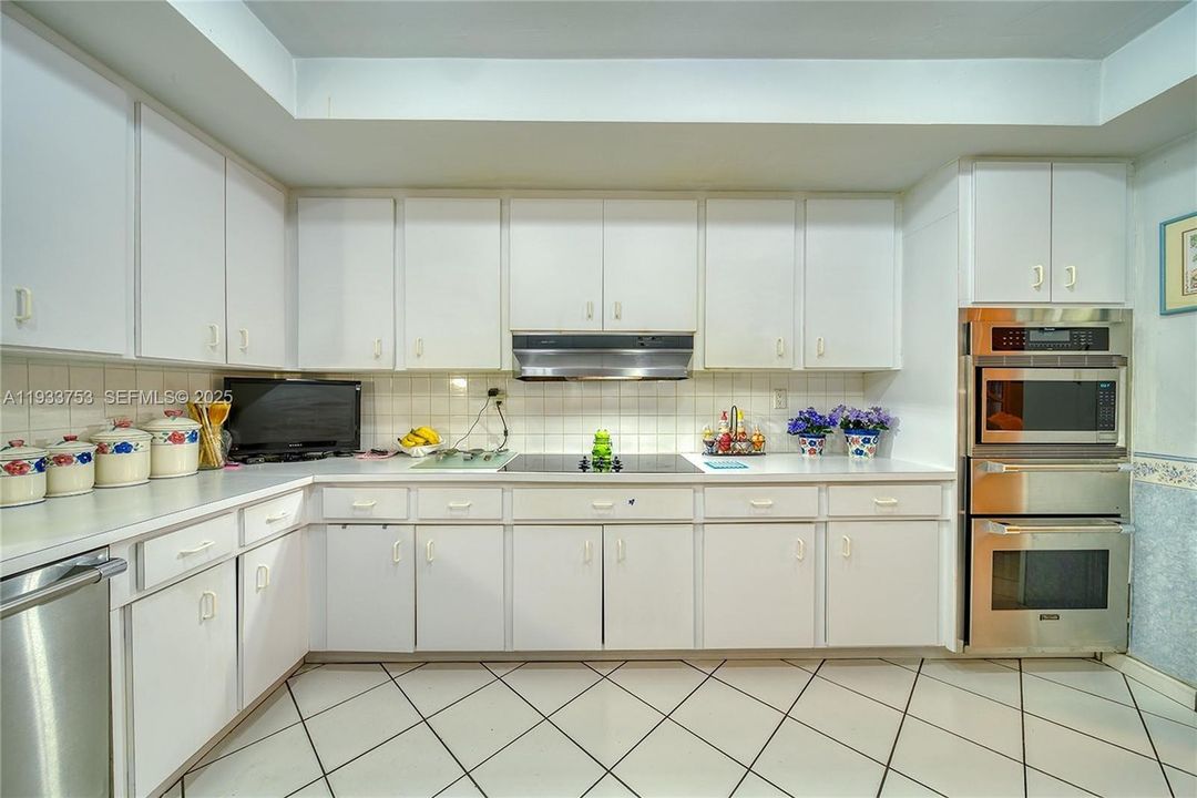 For Sale: $1,100,000 (7 beds, 3 baths, 3276 Square Feet)