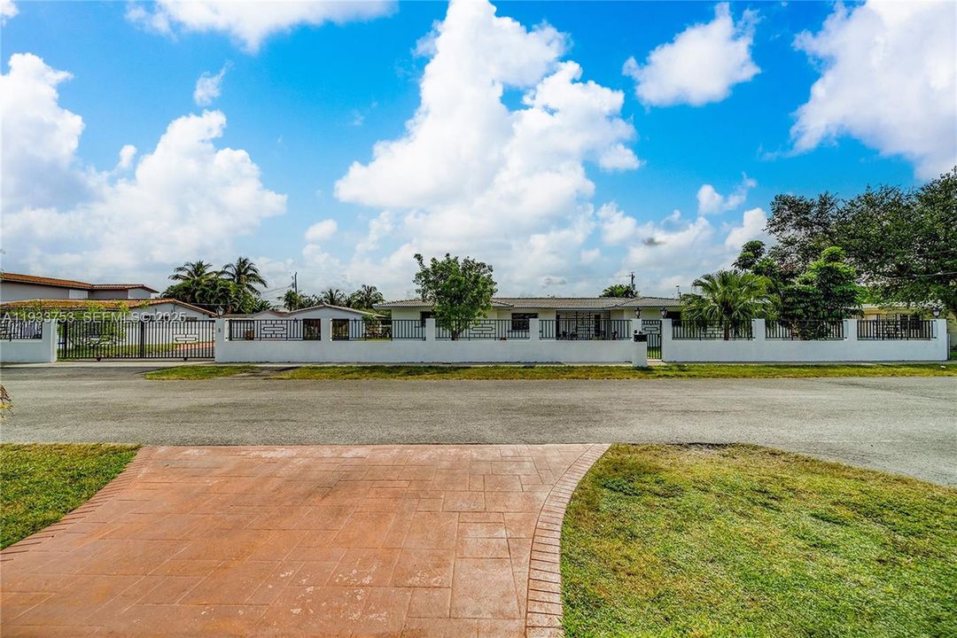 For Sale: $1,100,000 (7 beds, 3 baths, 3276 Square Feet)