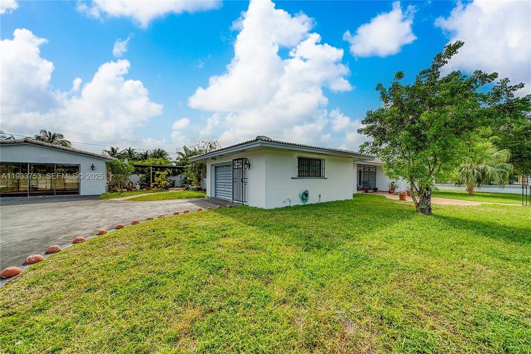 For Sale: $1,100,000 (7 beds, 3 baths, 3276 Square Feet)