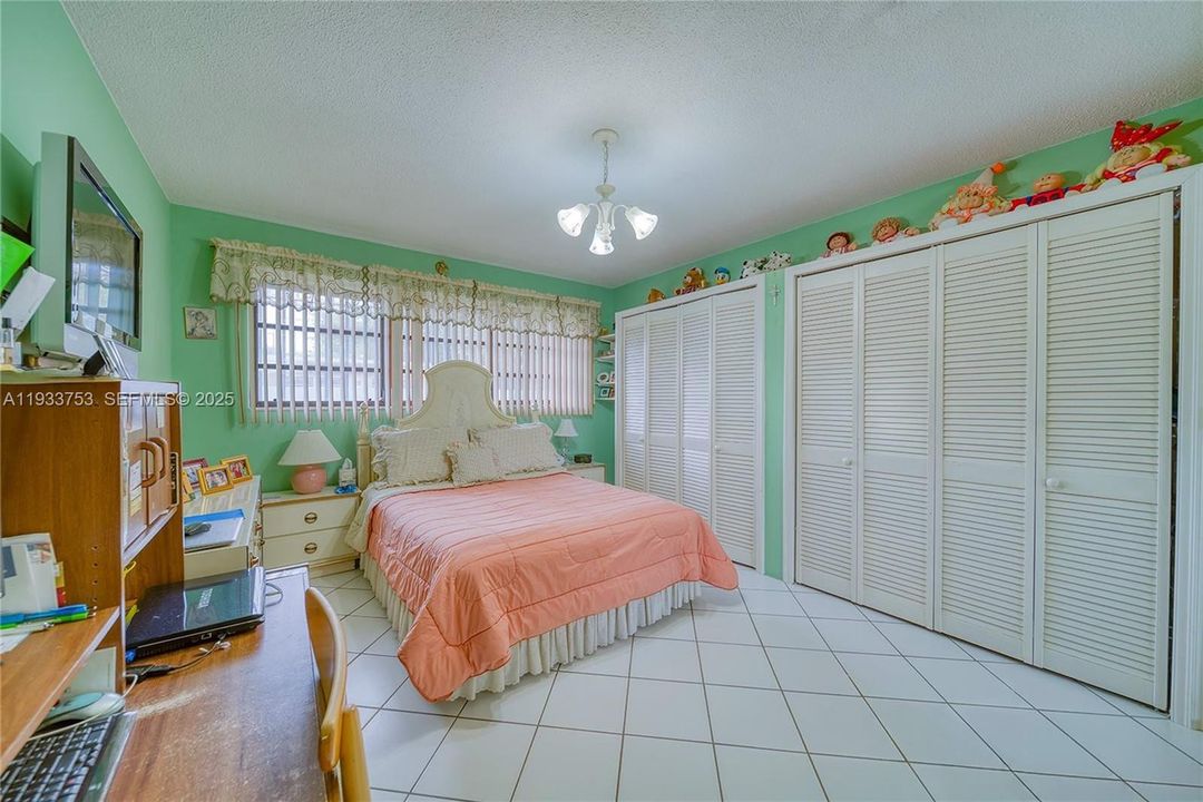 For Sale: $1,100,000 (7 beds, 3 baths, 3276 Square Feet)