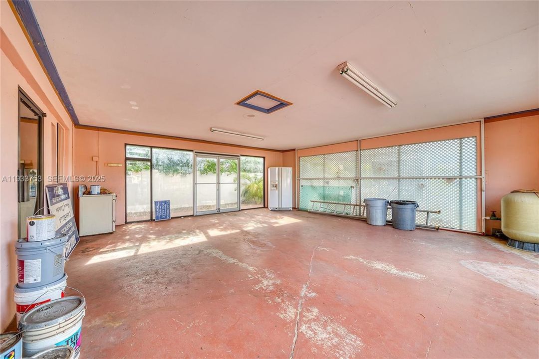 For Sale: $1,100,000 (7 beds, 3 baths, 3276 Square Feet)