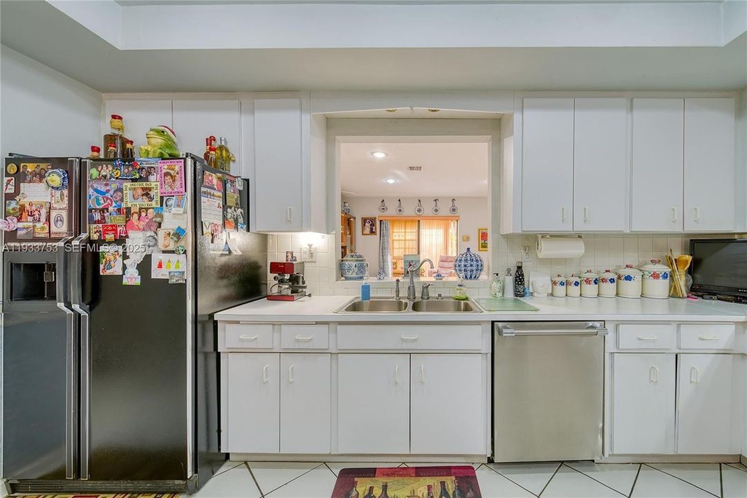 For Sale: $1,100,000 (7 beds, 3 baths, 3276 Square Feet)