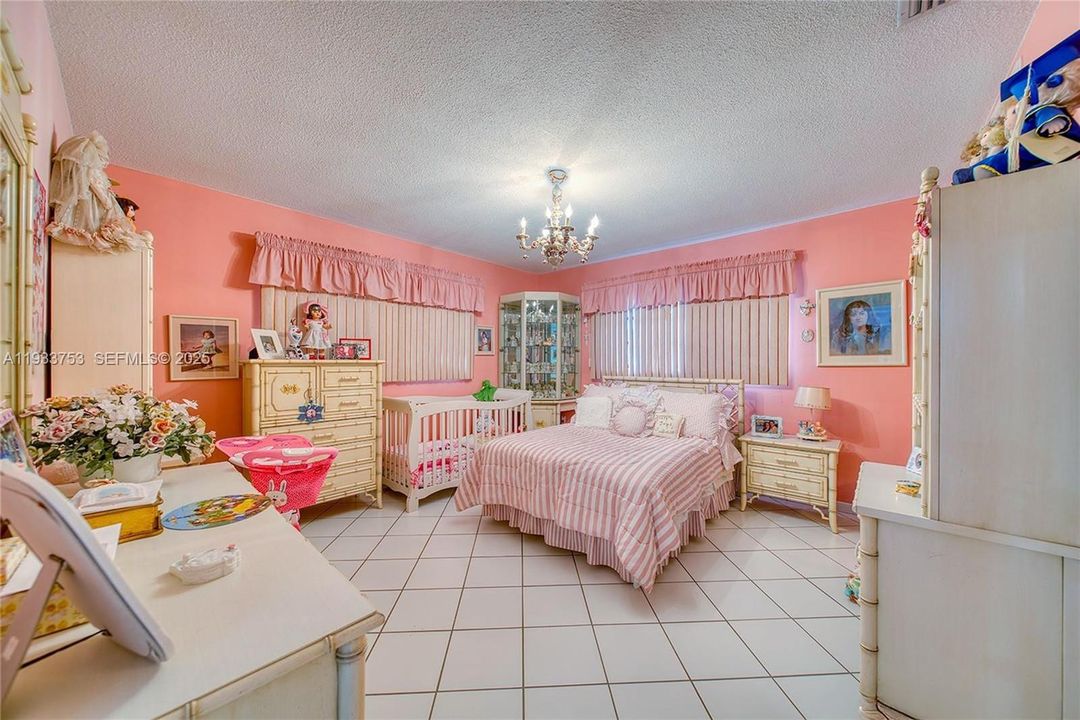 For Sale: $1,100,000 (7 beds, 3 baths, 3276 Square Feet)