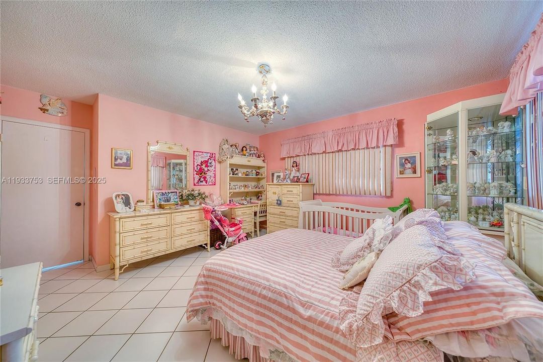 For Sale: $1,100,000 (7 beds, 3 baths, 3276 Square Feet)