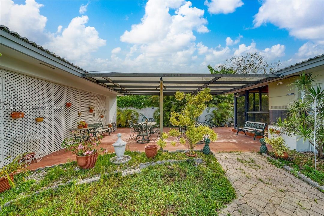 For Sale: $1,100,000 (7 beds, 3 baths, 3276 Square Feet)