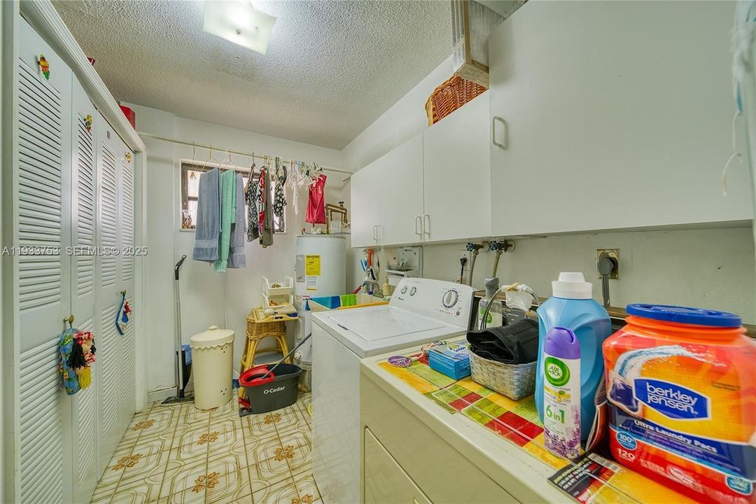 For Sale: $1,100,000 (7 beds, 3 baths, 3276 Square Feet)