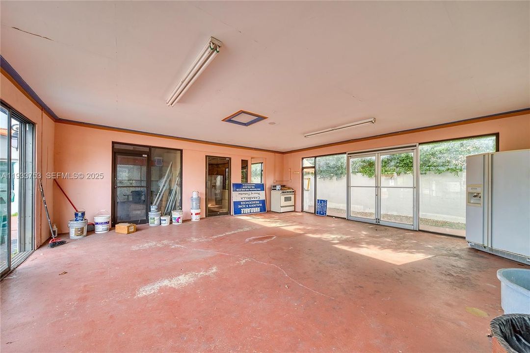 For Sale: $1,100,000 (7 beds, 3 baths, 3276 Square Feet)