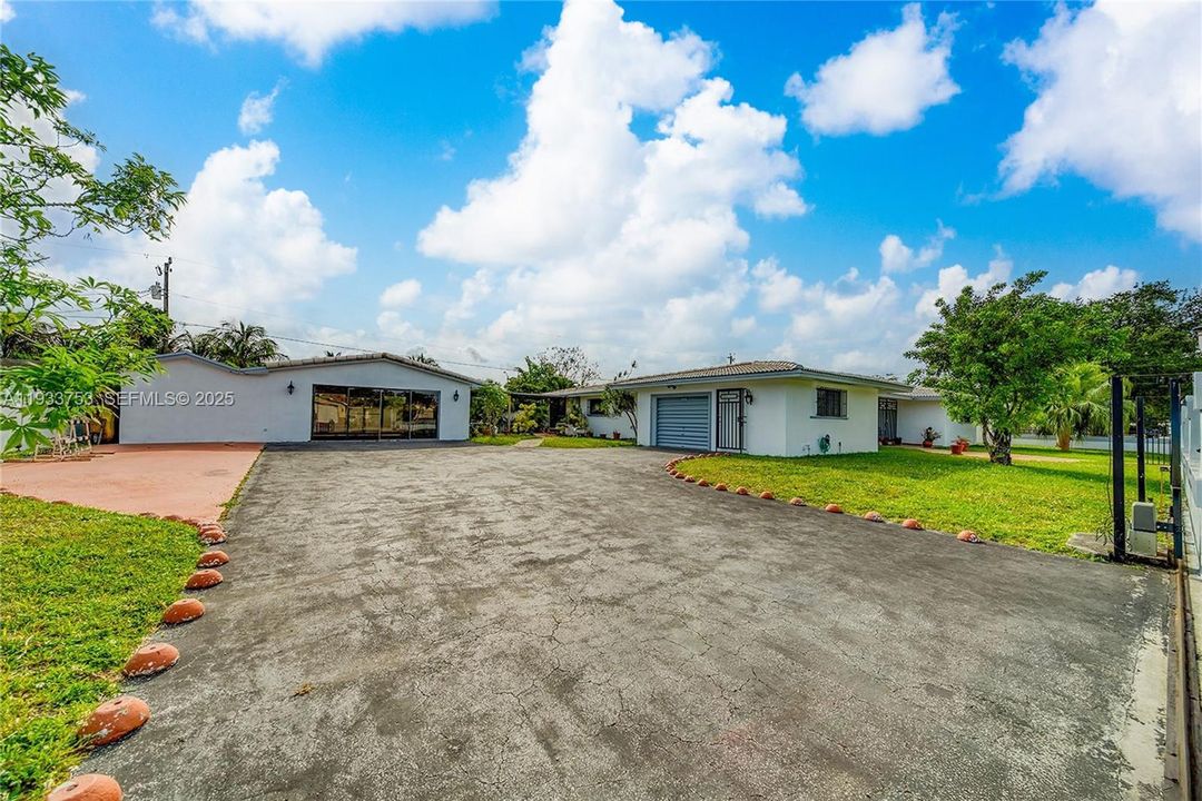 For Sale: $1,100,000 (7 beds, 3 baths, 3276 Square Feet)