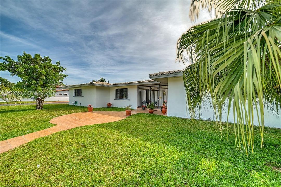 For Sale: $1,100,000 (7 beds, 3 baths, 3276 Square Feet)