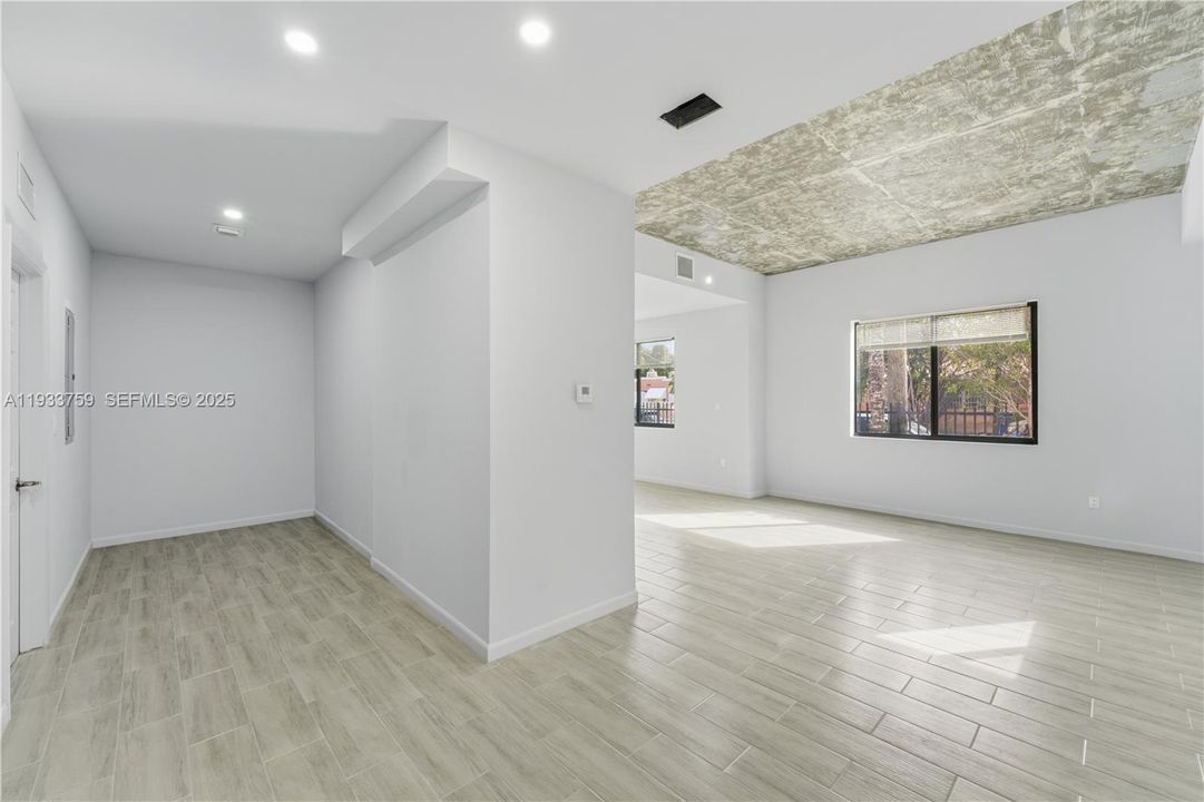 For Rent: $4,200 (4 beds, 2 baths, 2000 Square Feet)