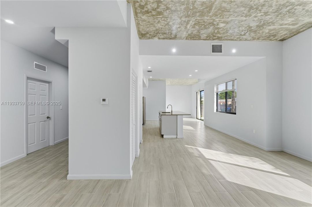 For Rent: $4,200 (4 beds, 2 baths, 2000 Square Feet)