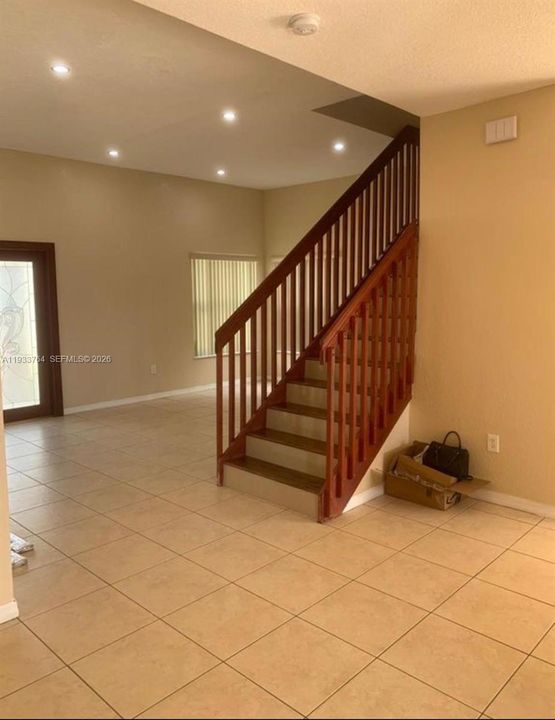 出租: $4,400 (4 贝兹, 3 浴室, 2606 平方英尺)