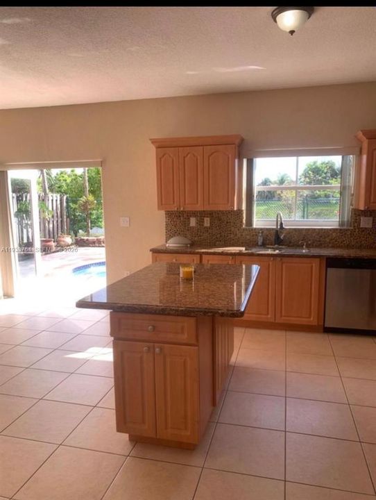 出租: $4,400 (4 贝兹, 3 浴室, 2606 平方英尺)