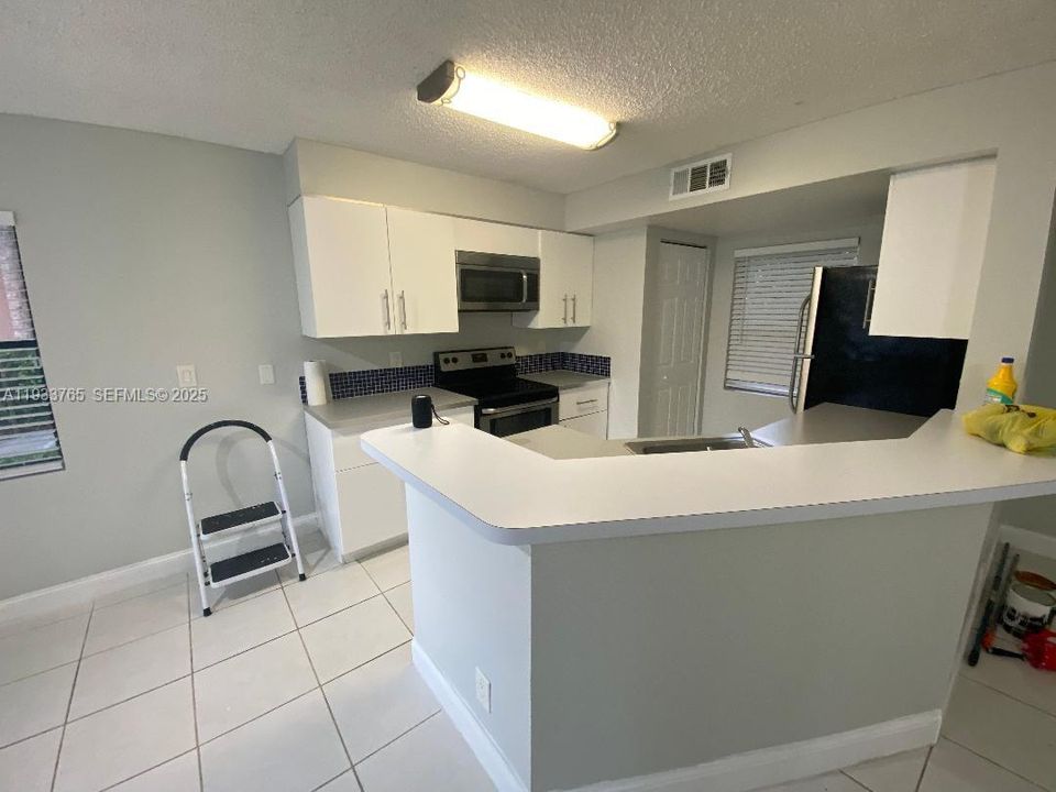 For Rent: $1,700 (1 beds, 1 baths, 754 Square Feet)
