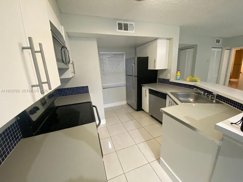 For Rent: $1,700 (1 beds, 1 baths, 754 Square Feet)