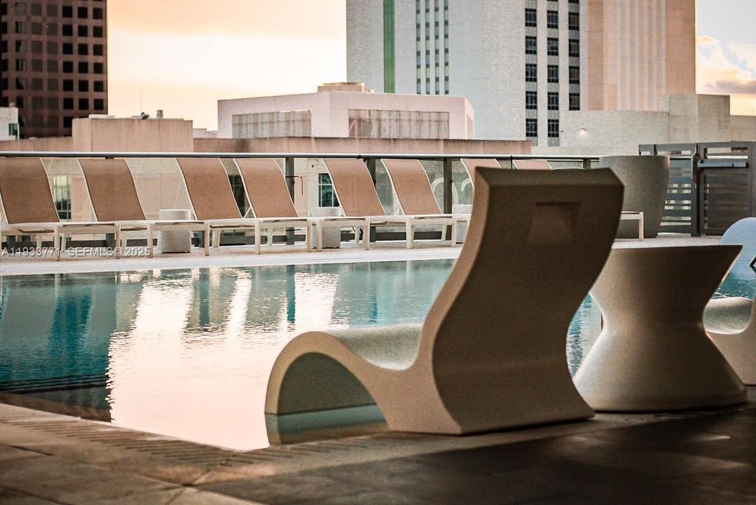 For Rent: $4,390 (1 beds, 1 baths, 920 Square Feet)