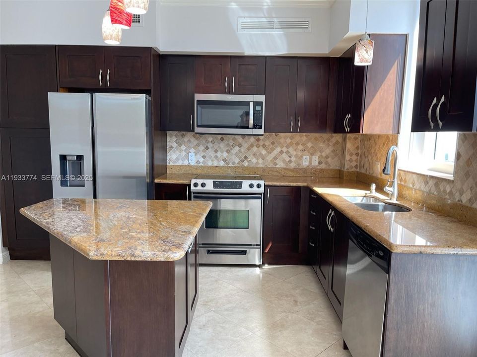 出租: $2,950 (2 贝兹, 2 浴室, 1425 平方英尺)