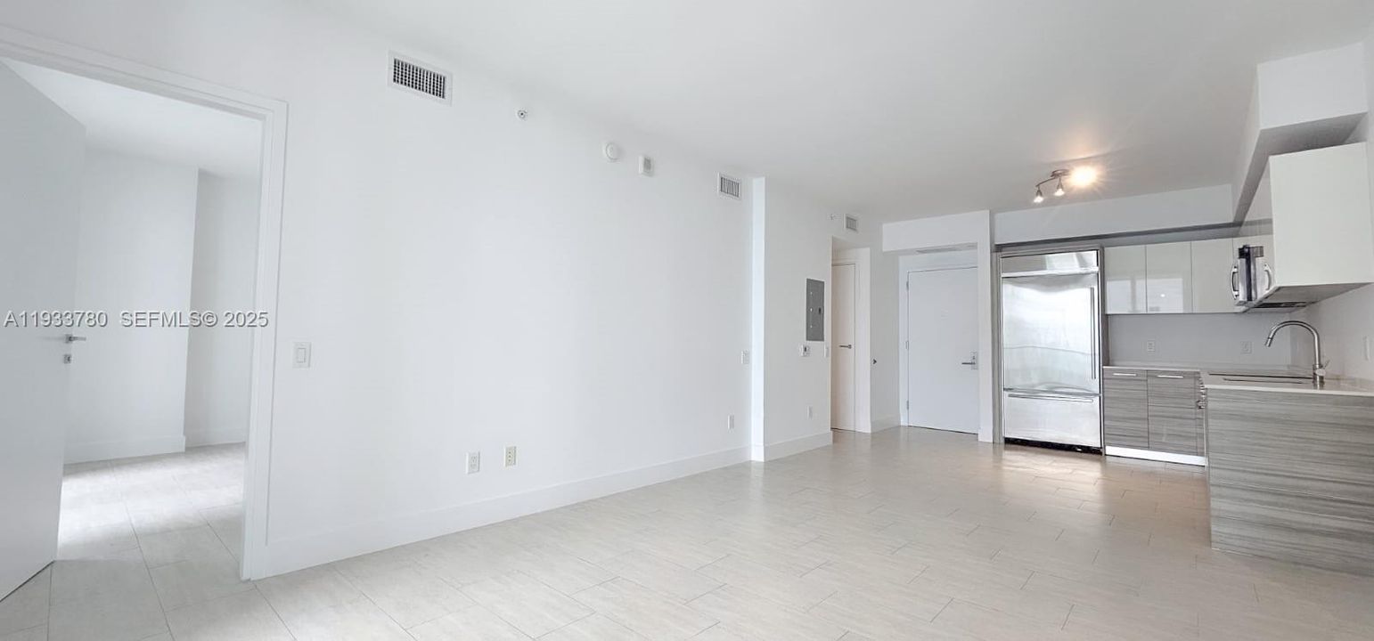 For Rent: $3,500 (1 beds, 1 baths, 696 Square Feet)