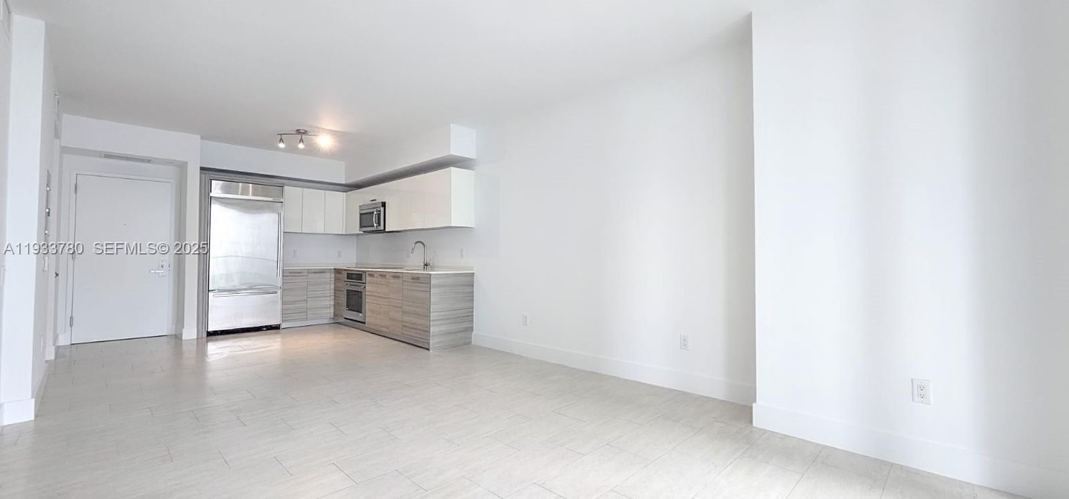 For Rent: $3,500 (1 beds, 1 baths, 696 Square Feet)