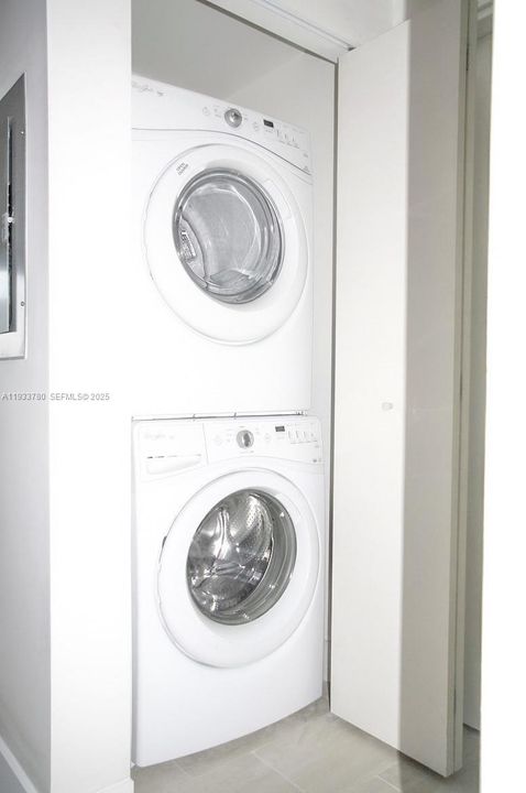 For Rent: $3,500 (1 beds, 1 baths, 696 Square Feet)