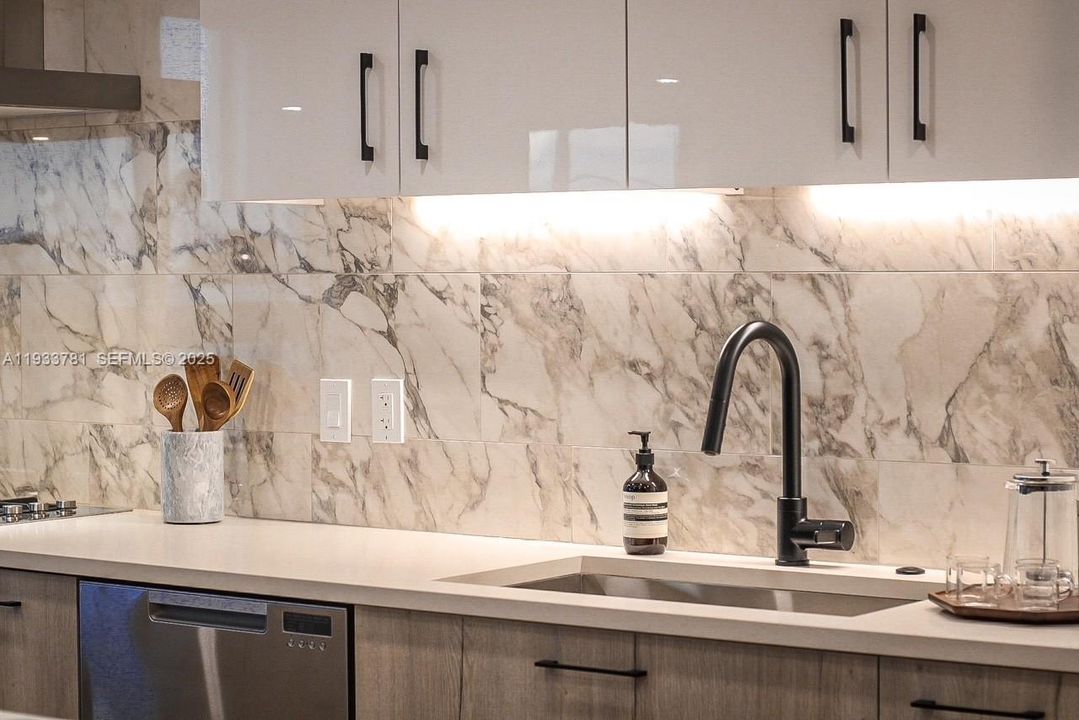 For Rent: $4,879 (1 beds, 1 baths, 1052 Square Feet)