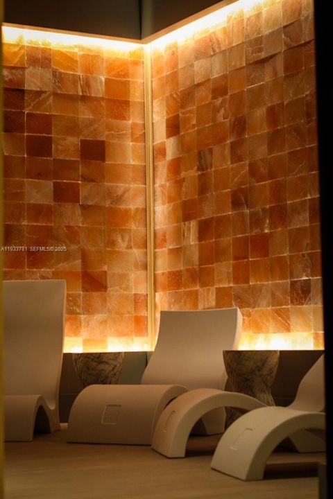 For Rent: $4,879 (1 beds, 1 baths, 1052 Square Feet)