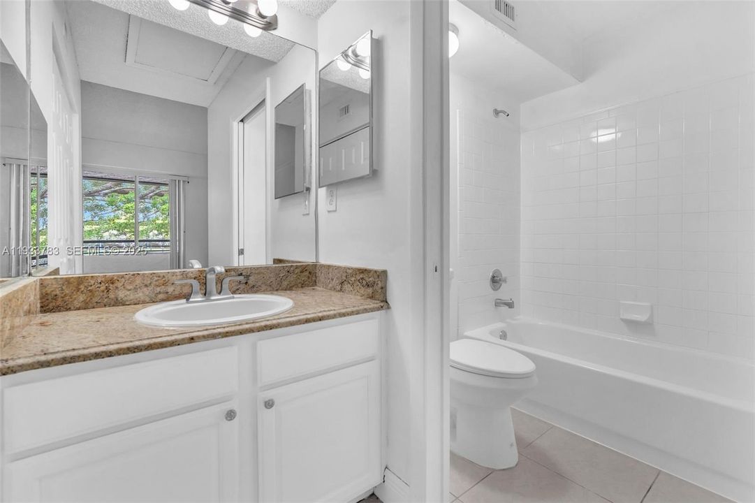 For Sale: $204,200 (2 beds, 2 baths, 975 Square Feet)