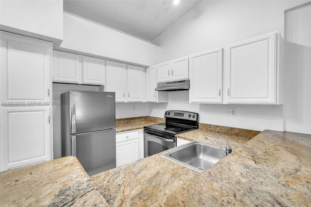 For Sale: $204,200 (2 beds, 2 baths, 975 Square Feet)