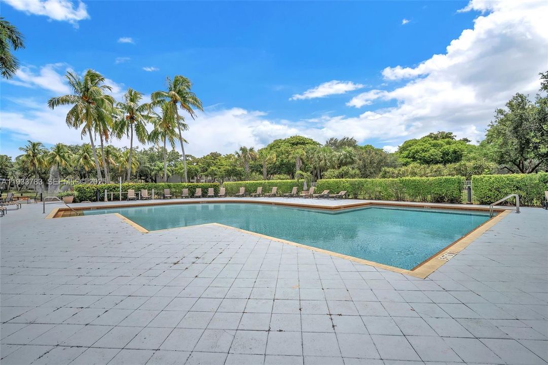 For Sale: $204,200 (2 beds, 2 baths, 975 Square Feet)