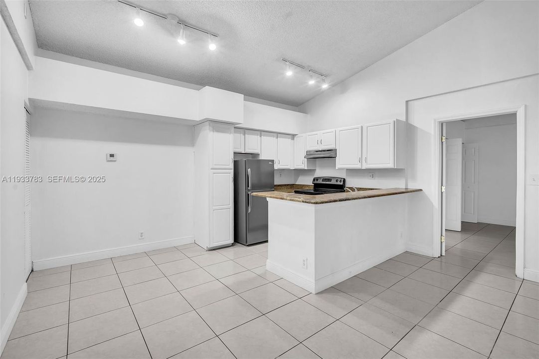 For Sale: $204,200 (2 beds, 2 baths, 975 Square Feet)