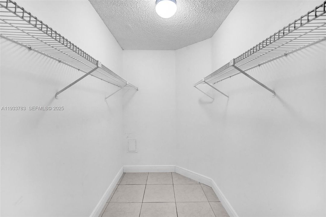 For Sale: $204,200 (2 beds, 2 baths, 975 Square Feet)